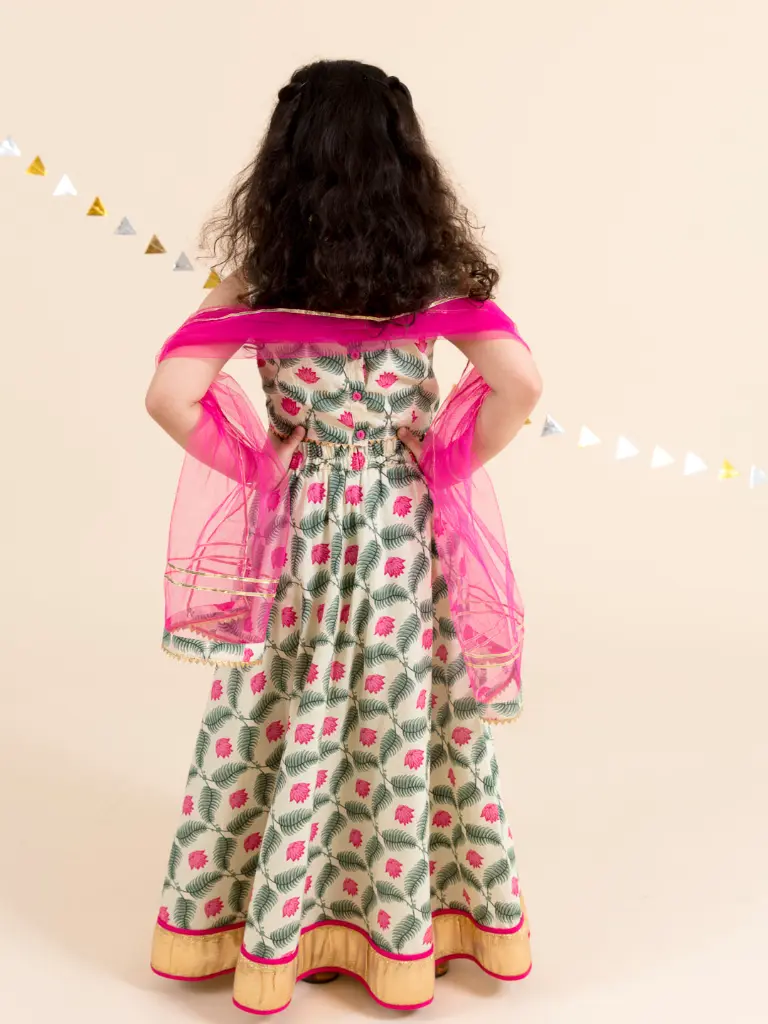 L-Lotus_new_2_68d9187e-b20d-4c47-acdc-6f4af4f62c4b (1).webp