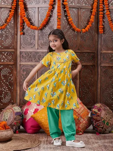 Prisha Girls Yellow Printed Gotta Patti Pure Cotton Kurta With Pyjamas