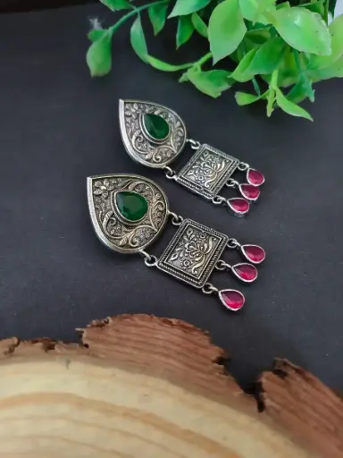 [1349DLGRNRED140] Amrita Earrings