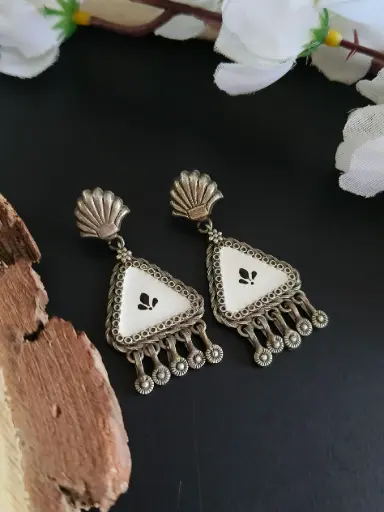 [1281EMDLWHTBLK185] Chavi Earrings