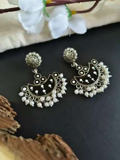 [1552EMDLBLKWHT175] Daksha Earrings
