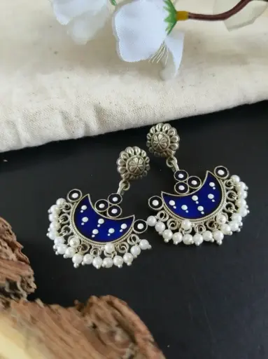 [1552EMDLBLUWHT175] Daksha Earrings