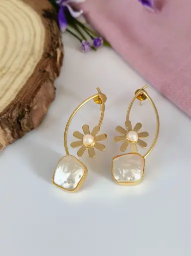 [1593GDSTWHT186] Kshama Earrings