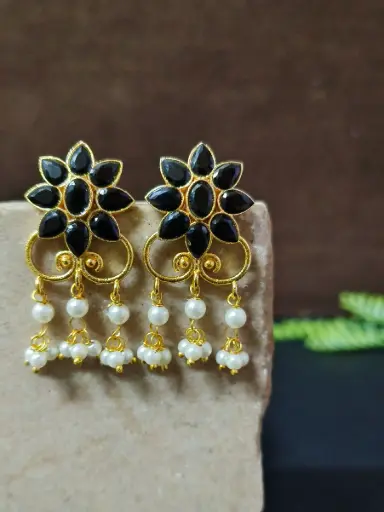 [1627GDSTBLK124] Kusum Earrings